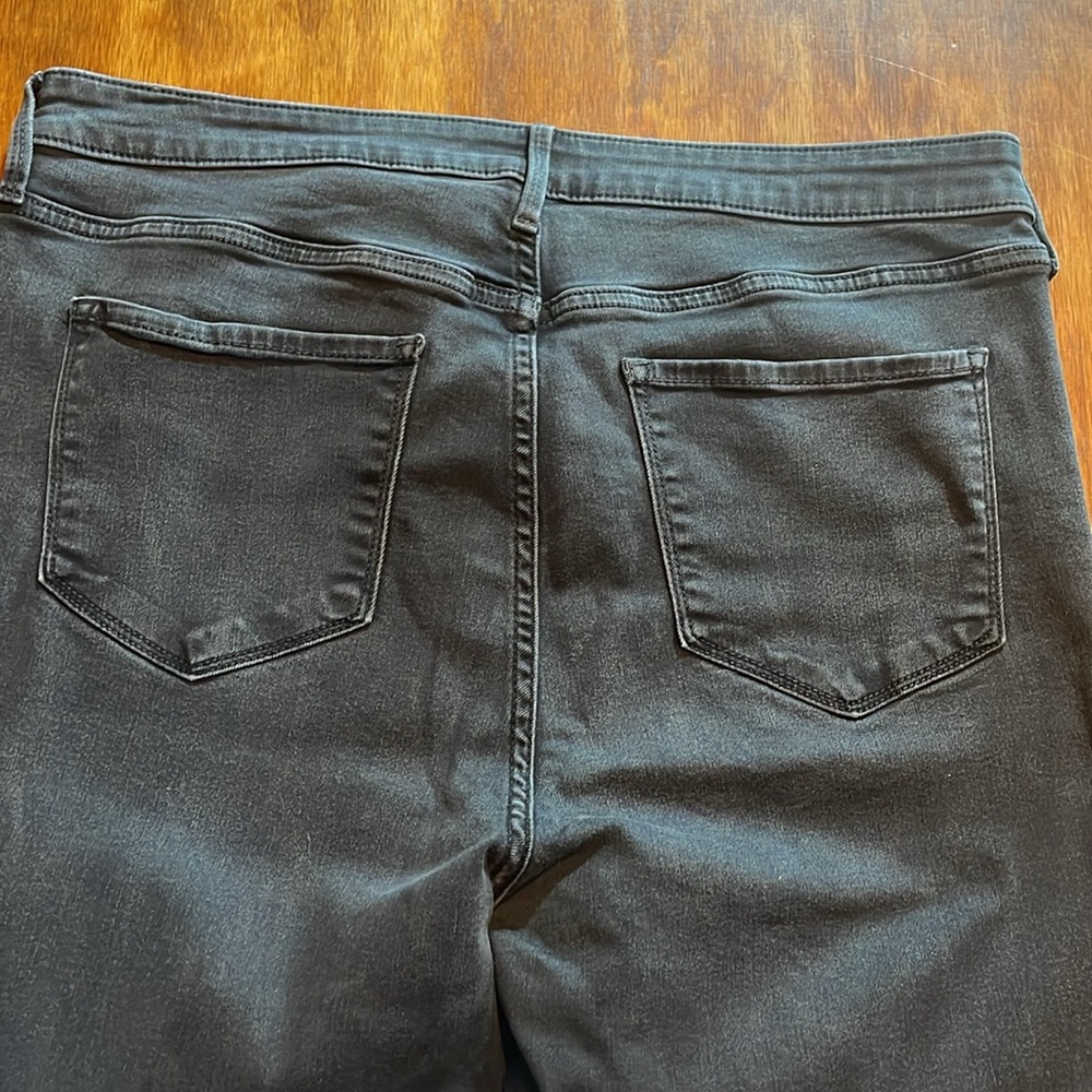 Distressed jeans - Picture 4 of 4